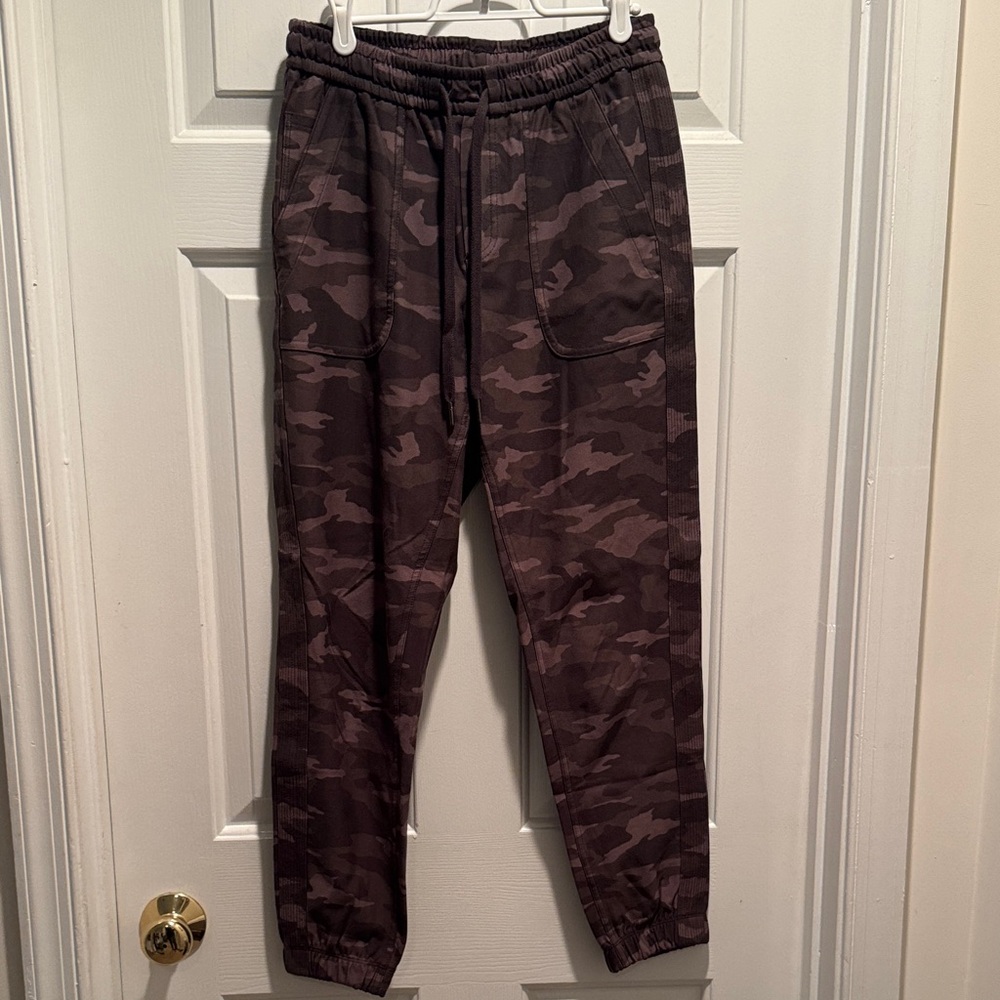 Athleta Camo Farallon jogger 4